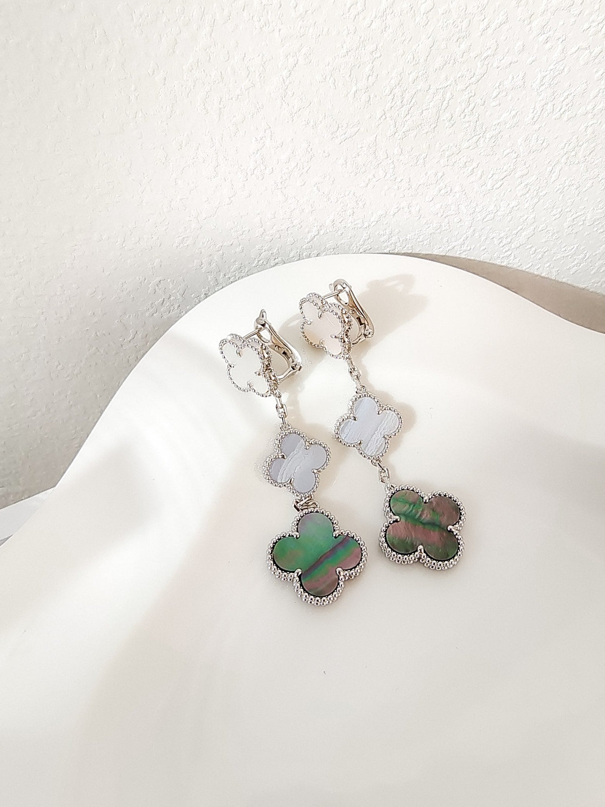 {
"Bling Jewelrys ": "ブリング・ジュエリー",
"CLOVER 3 MOTIFS CHALCEDONY DARK MOP SILVER EARRINGS": "クローバー 3モチーフ カルセドニー ダークマザーオブパール シルバーピアス"
}