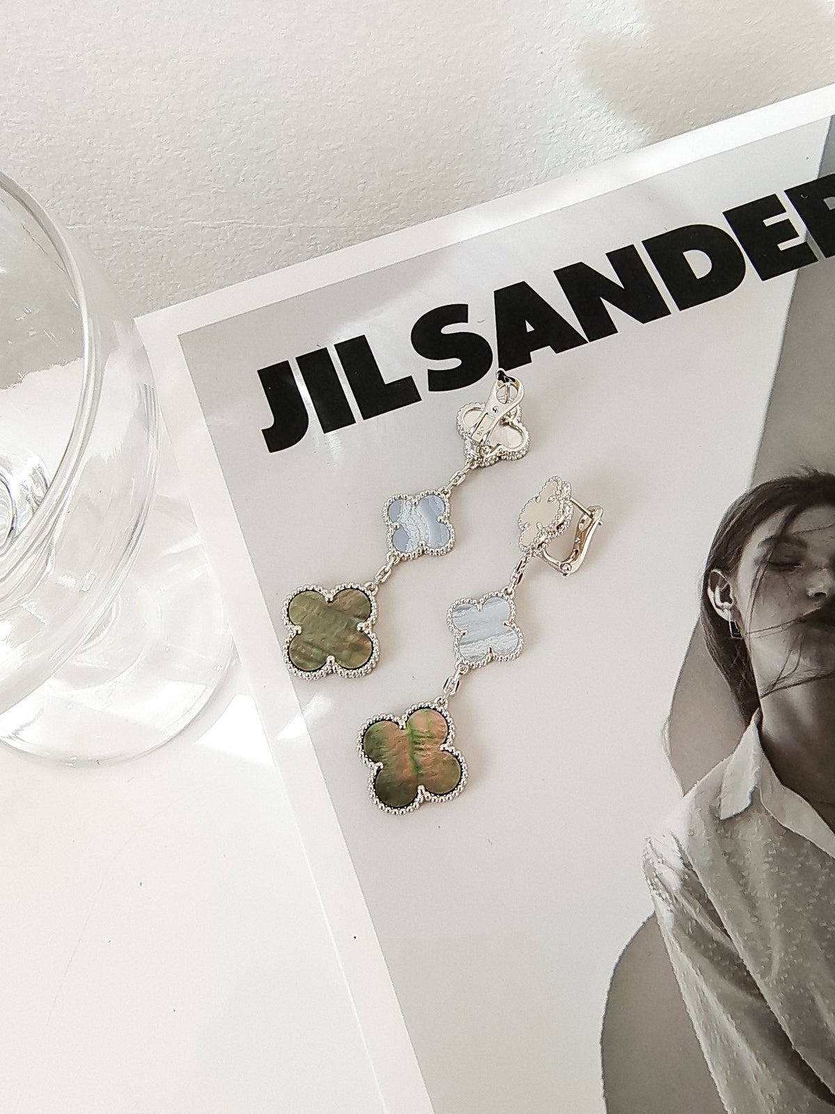 {
"Bling Jewelrys ": "ブリング・ジュエリー",
"CLOVER 3 MOTIFS CHALCEDONY DARK MOP SILVER EARRINGS": "クローバー 3モチーフ カルセドニー ダークマザーオブパール シルバーピアス"
}