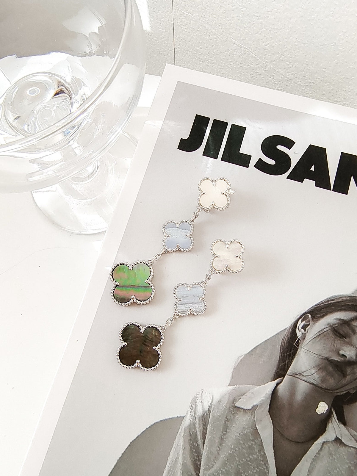 {
"Bling Jewelrys ": "ブリング・ジュエリー",
"CLOVER 3 MOTIFS CHALCEDONY DARK MOP SILVER EARRINGS": "クローバー 3モチーフ カルセドニー ダークマザーオブパール シルバーピアス"
}