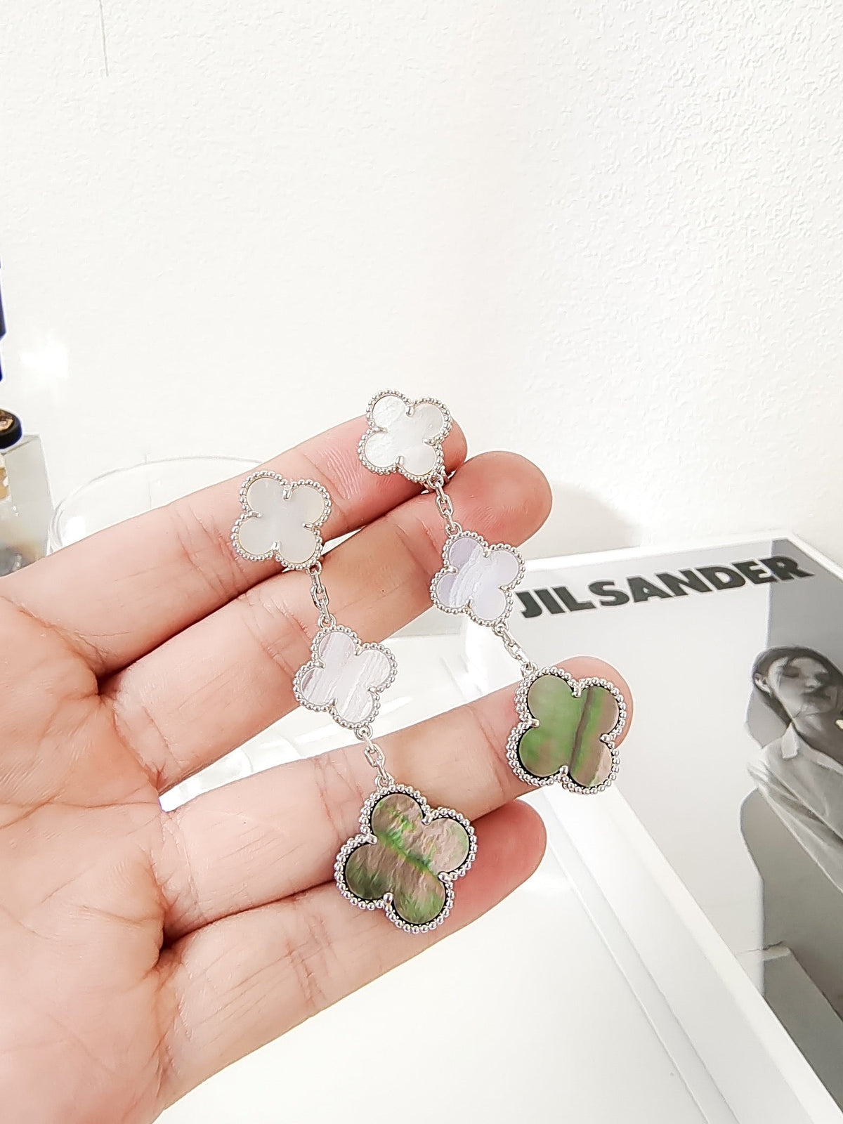 {
"Bling Jewelrys ": "ブリング・ジュエリー",
"CLOVER 3 MOTIFS CHALCEDONY DARK MOP SILVER EARRINGS": "クローバー 3モチーフ カルセドニー ダークマザーオブパール シルバーピアス"
}