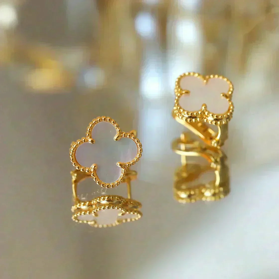 [Bling Jewelrys ]CLOVER MEDIUM 1 MOTIFS  WHITE MOP STUD EARRINGS