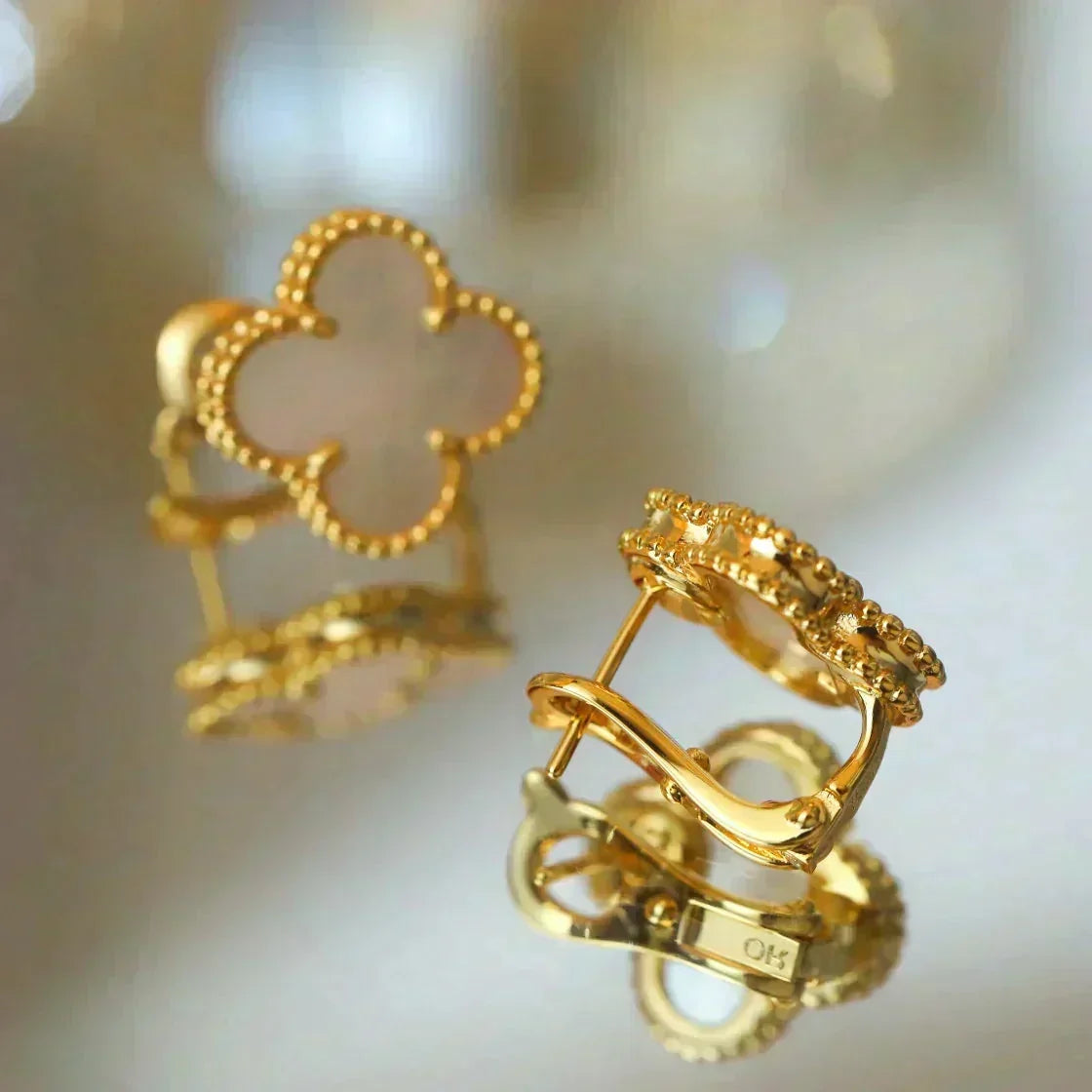 [Bling Jewelrys ]CLOVER MEDIUM 1 MOTIFS  WHITE MOP STUD EARRINGS