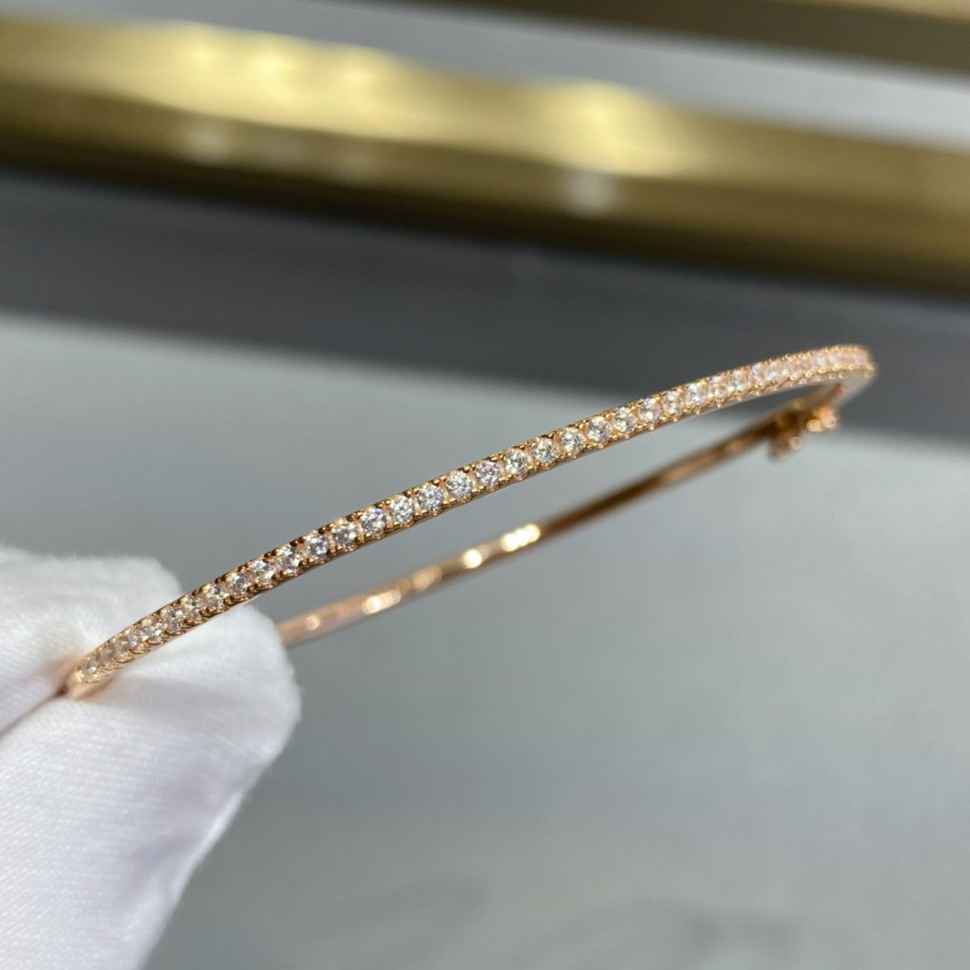 {
  "Bling Jewelrys": "Bling Jewelry",
  "MINI DIAMOND TENNIS BRACELET": "MINI-DIAMANT-TENNISARMBAND"
}