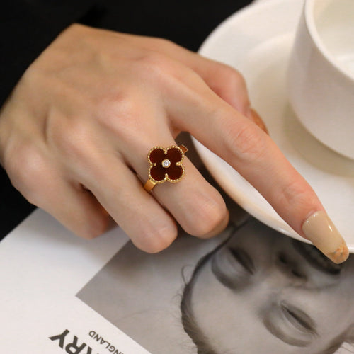 {
  "Bling Jewelrys": "Bling Jewelrys",
  "CLOVER CARNELIAN RING ROSE GOLD DIAMOND": "KLEEBLATT KARNEL RING ROSÉGOLD DIAMANT"
}