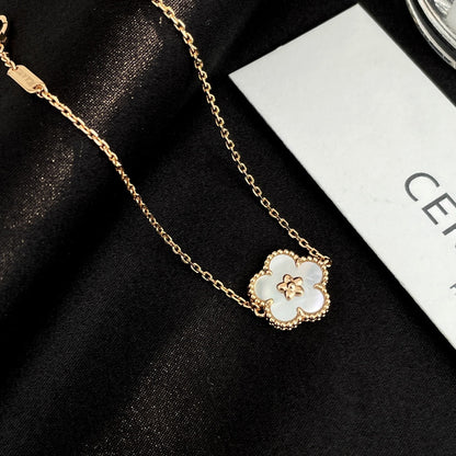 {
"Bling Jewelrys ": "Bling Jewelrys ",
"LUCKY SPRING ROSE GOLD MOP BRACELET": "GLÜCKS-FRÜHLINGSARMBAND ROSÉGOLD PERLMUTT"
}
