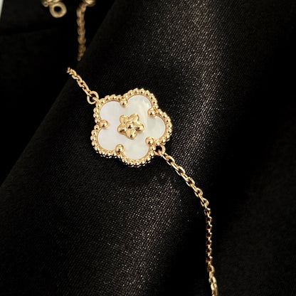 {
"Bling Jewelrys ": "Bling Jewelrys ",
"LUCKY SPRING ROSE GOLD MOP BRACELET": "GLÜCKS-FRÜHLINGSARMBAND ROSÉGOLD PERLMUTT"
}