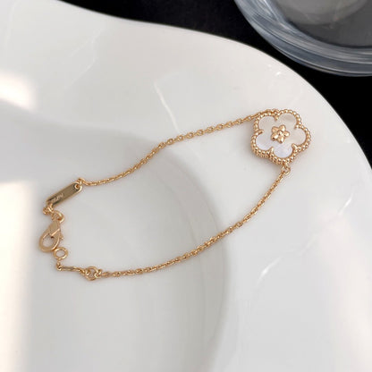 {
"Bling Jewelrys ": "Bling Jewelrys ",
"LUCKY SPRING ROSE GOLD MOP BRACELET": "GLÜCKS-FRÜHLINGSARMBAND ROSÉGOLD PERLMUTT"
}