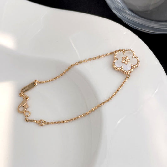 {
"Bling Jewelrys ": "Bling Jewelrys ",
"LUCKY SPRING ROSE GOLD MOP BRACELET": "GLÜCKS-FRÜHLINGSARMBAND ROSÉGOLD PERLMUTT"
}