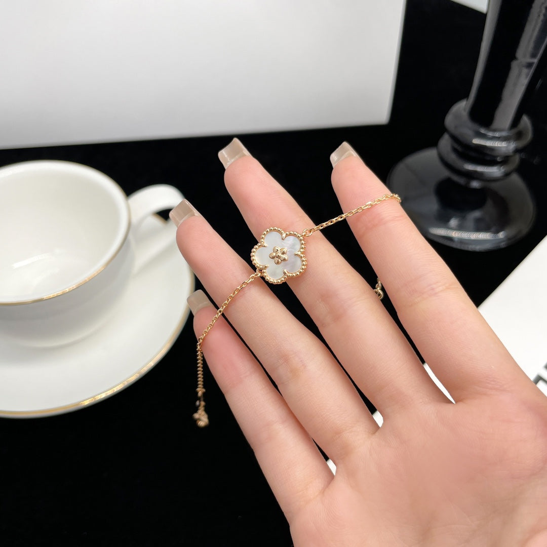 {
"Bling Jewelrys ": "Bling Jewelrys ",
"LUCKY SPRING ROSE GOLD MOP BRACELET": "GLÜCKS-FRÜHLINGSARMBAND ROSÉGOLD PERLMUTT"
}