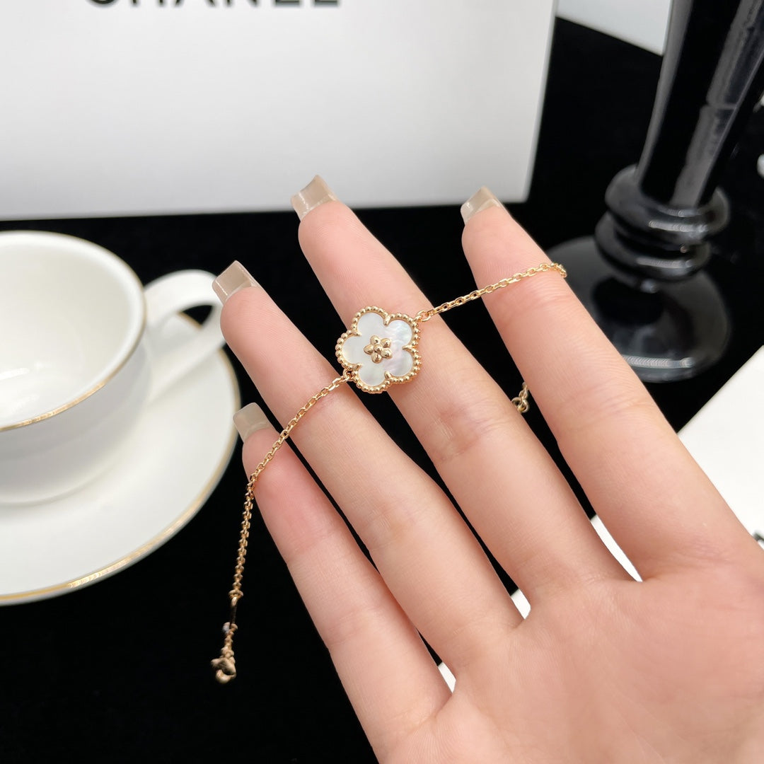 {
"Bling Jewelrys ": "Bling Jewelrys ",
"LUCKY SPRING ROSE GOLD MOP BRACELET": "GLÜCKS-FRÜHLINGSARMBAND ROSÉGOLD PERLMUTT"
}
