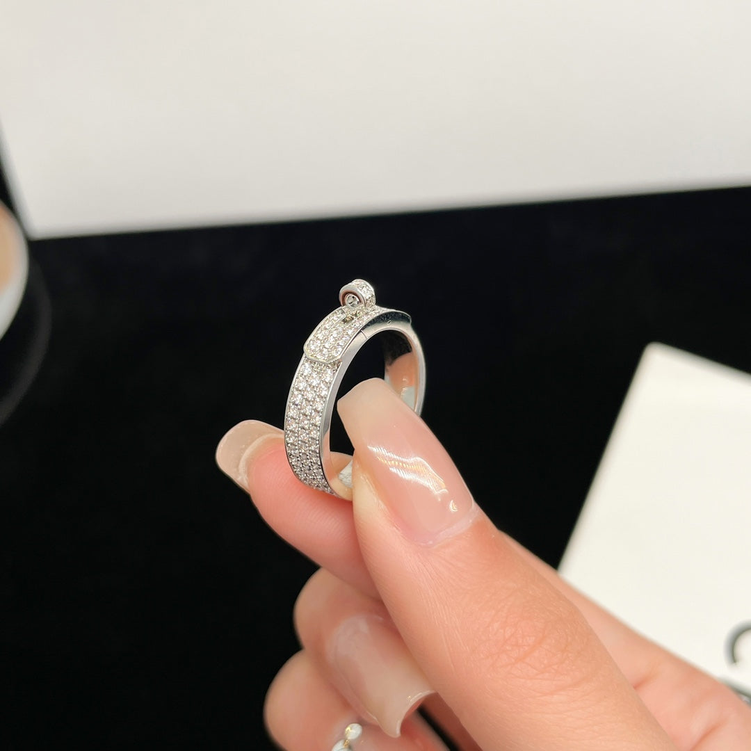 {
  "Bling Jewelrys ": "ブリングジュエリー",
  "KELLY SILVER DIAMOND RING": "ケリー シルバー ダイヤモンド リング"
}