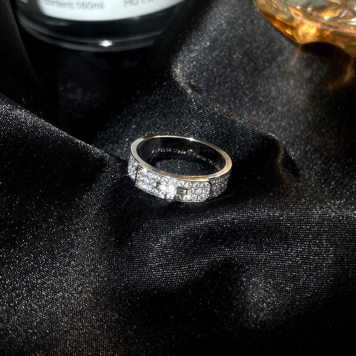 {
  "Bling Jewelrys ": "ブリングジュエリー",
  "KELLY SILVER DIAMOND RING": "ケリー シルバー ダイヤモンド リング"
}