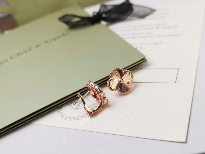 [Bling Jewelrys ]CLOVER MEDIUM STUD EARRINGS