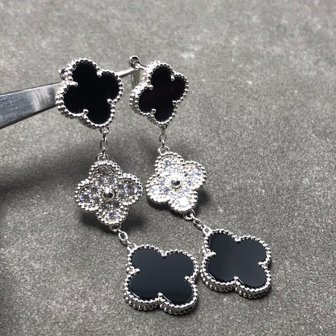 {
  "[Bling Jewelrys ]CLOVER 3 MOTIF DIAMOND ONYX SILVER EARRINGS": "[Bling Jewelry] クローバー 3モチーフ ダイヤモンド オニキス シルバーピアス"
}