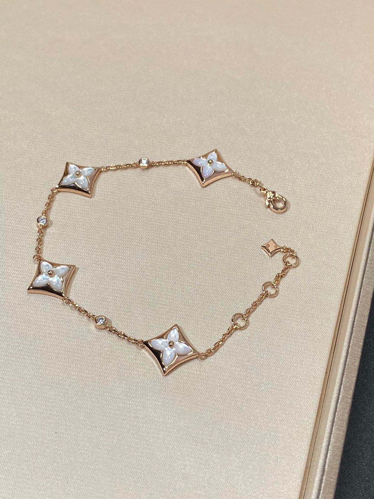 [Bling Jewelrys ]STAR 4 MOTIF MOP DIAMOND PINK GOLD BRACELET