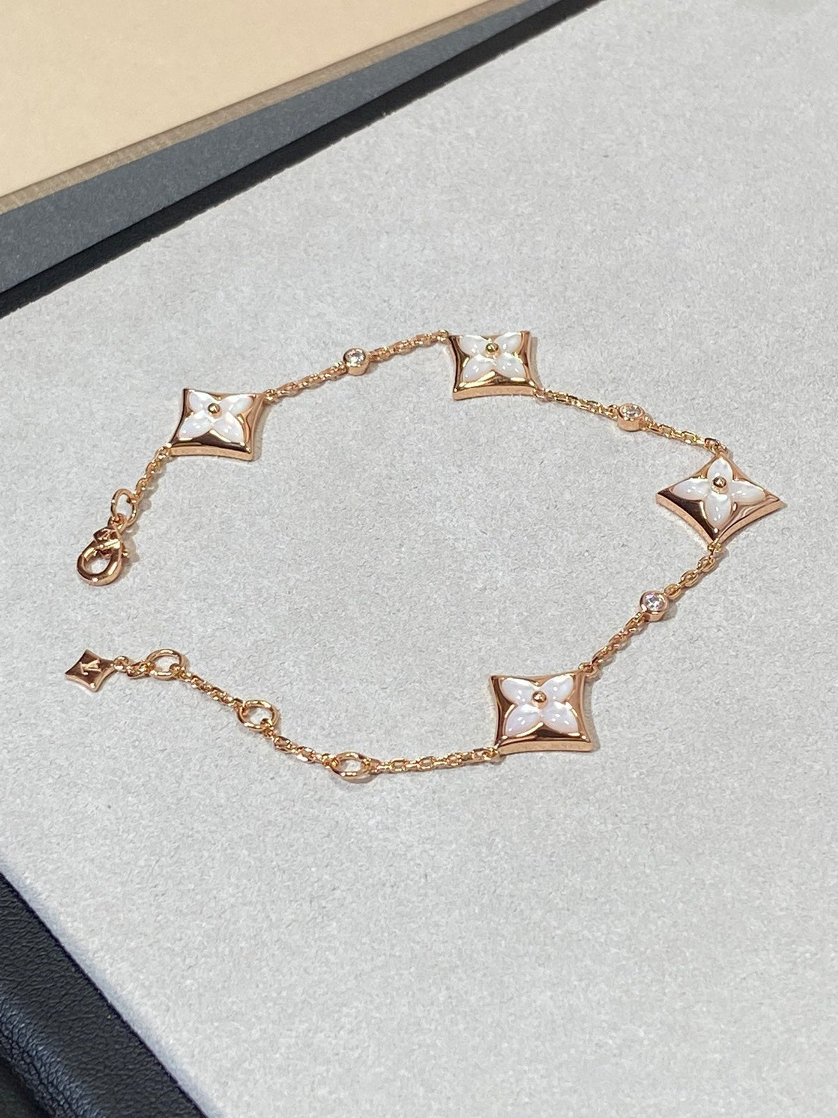 [Bling Jewelrys ]STAR 4 MOTIF MOP DIAMOND PINK GOLD BRACELET