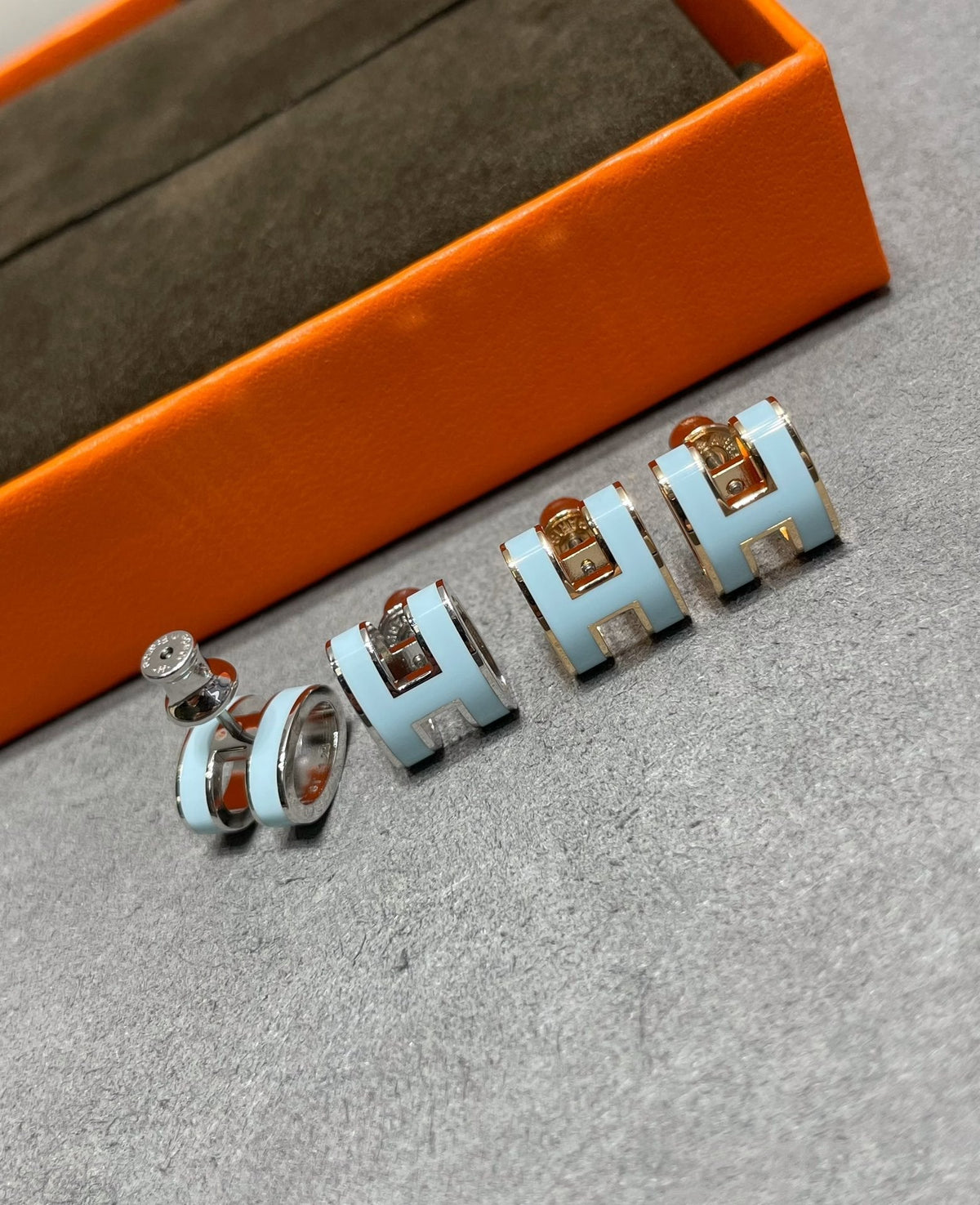 [Bling Jewelrys ]POP H SKY BLUE STUD EARRINGS