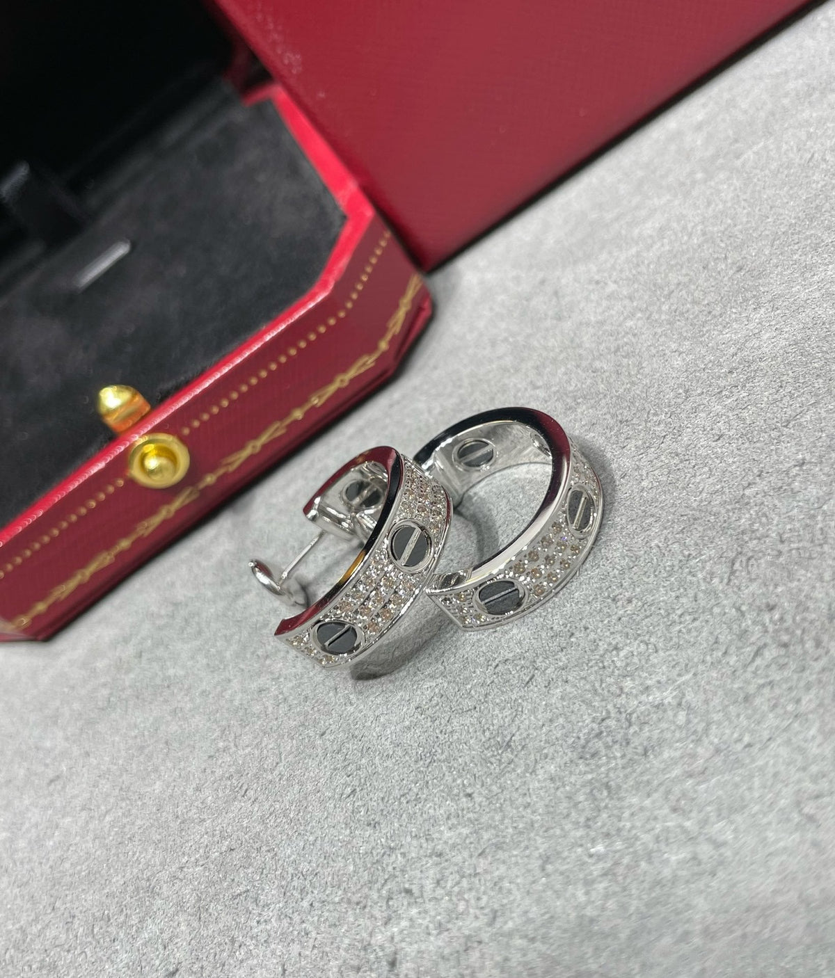 [Bling Jewelrys ]LOVE CERAMIC DIAMOND PAVED SILVER EARRINGS