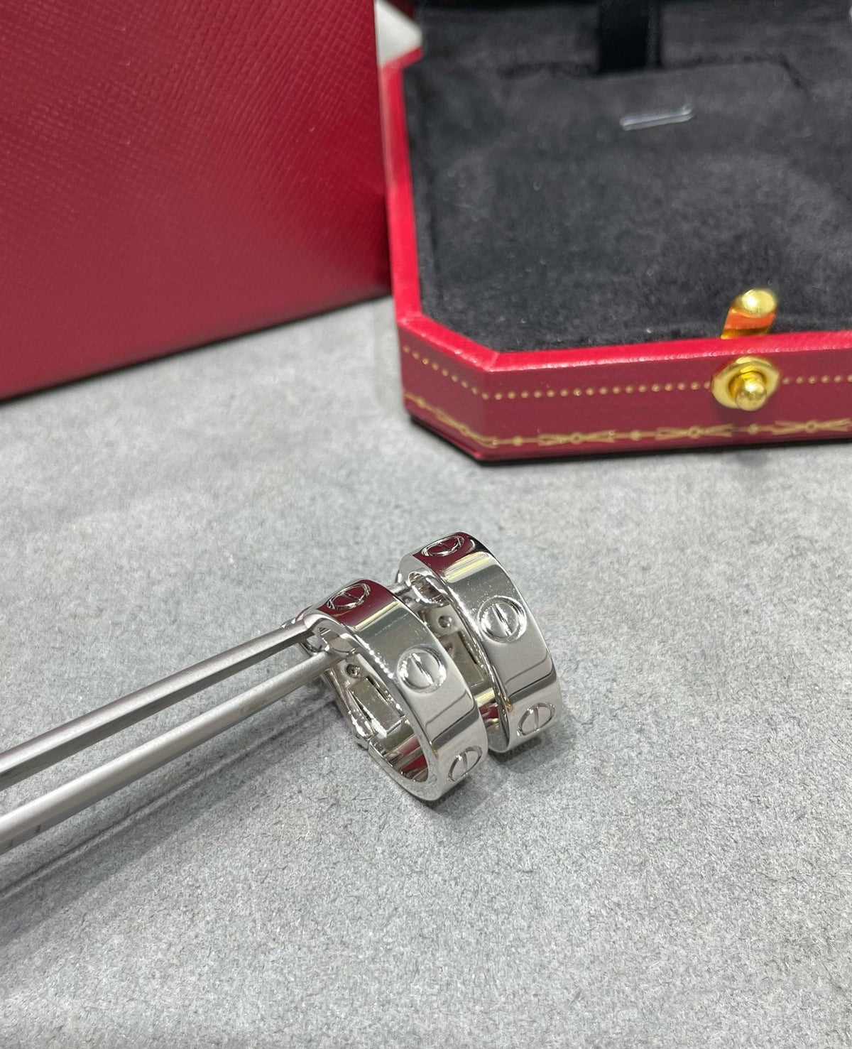{
  "Bling Jewelrys": "ブリングジュエリー",
  "LOVE 5.5MM EARRINGS": "LOVE 5.5mm ピアス"
}