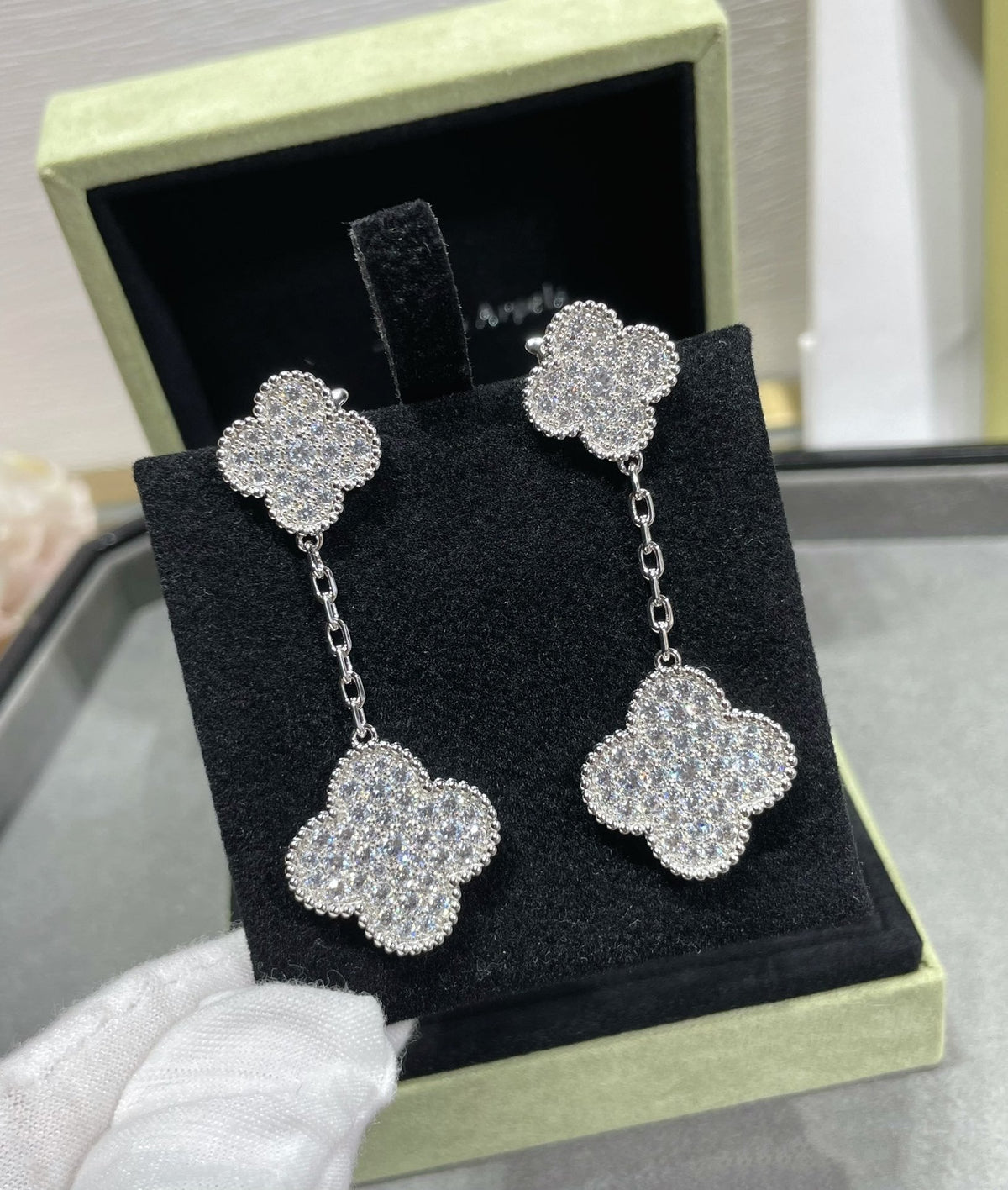 {
  "Bling Jewelrys": "Bling Jewelry",
  "CLOVER 2 MOTIFS DIAMOND PAVED SILVER EARRINGS": "KLEEBLATT 2 MOTIVE DIAMANT BESETZTE SILBEROHRRINGE"
}