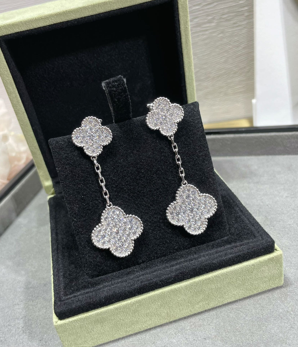 {
  "Bling Jewelrys": "Bling Jewelry",
  "CLOVER 2 MOTIFS DIAMOND PAVED SILVER EARRINGS": "KLEEBLATT 2 MOTIVE DIAMANT BESETZTE SILBEROHRRINGE"
}
