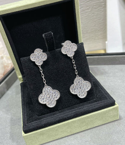 {
  "Bling Jewelrys": "Bling Jewelry",
  "CLOVER 2 MOTIFS DIAMOND PAVED SILVER EARRINGS": "KLEEBLATT 2 MOTIVE DIAMANT BESETZTE SILBEROHRRINGE"
}