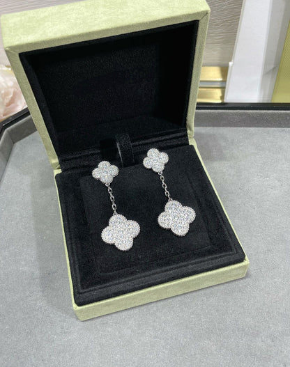 {
  "Bling Jewelrys": "Bling Jewelry",
  "CLOVER 2 MOTIFS DIAMOND PAVED SILVER EARRINGS": "KLEEBLATT 2 MOTIVE DIAMANT BESETZTE SILBEROHRRINGE"
}