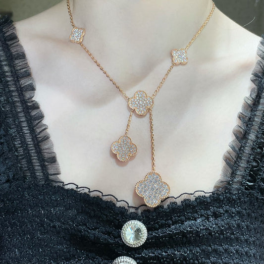 {
  "Bling Jewelrys": "Bling Jewelrys",
  "CLOVER 6 MOTIF DIAMOND PAVED NECKLACE": "KLEEBLATT-HALSKETTE MIT 6 MOTIVEN UND DIAMANT-PAVÉ"
}