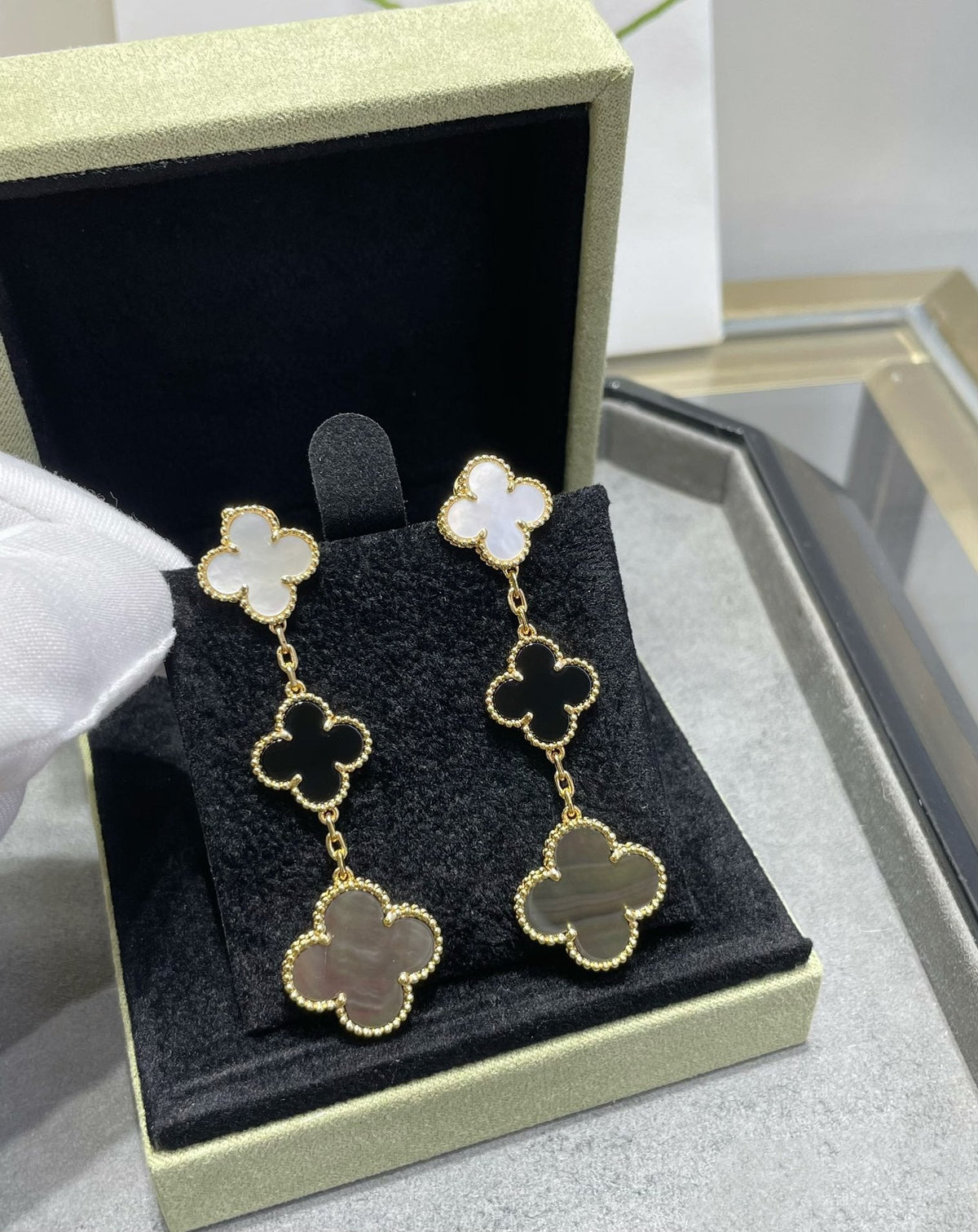[Bling Jewelrys ]CLOVER 3 MOTIF MOP ONYX DARK MOP PINK GOLD EARRINGS