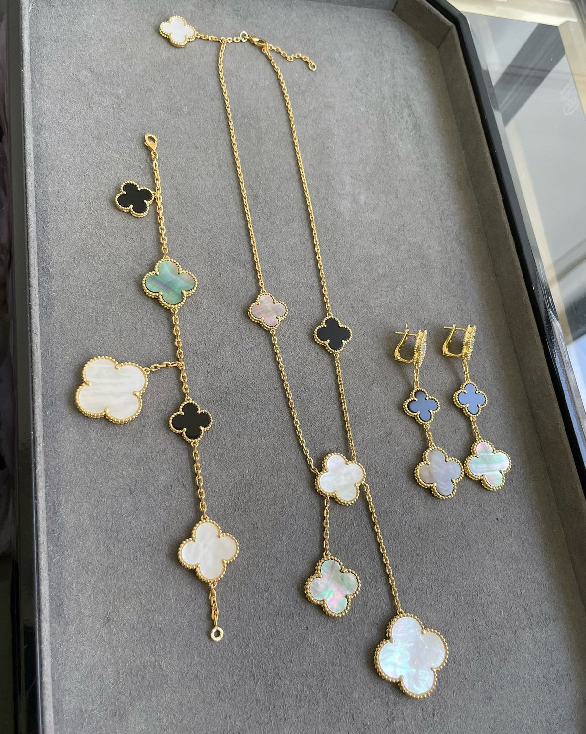 [Bling Jewelrys ]CLOVER 3 MOTIF MOP ONYX DARK MOP PINK GOLD EARRINGS