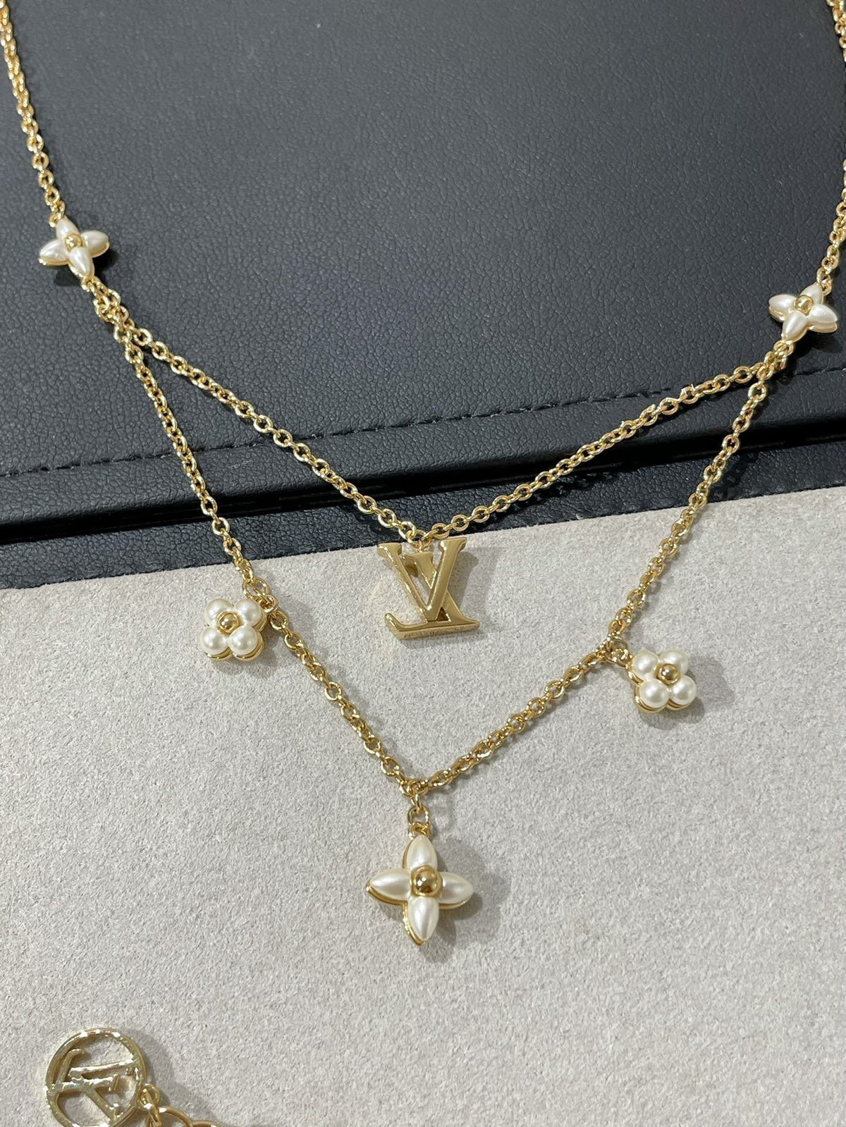 {
  "Bling Jewelrys ": "ブリングジュエリー",
  "FLOWERGRAM GOLD MOP DOUBLE ROW NECKLACE": "フラワーグラム ゴールド マザーオブパール 2連ネックレス"
}
