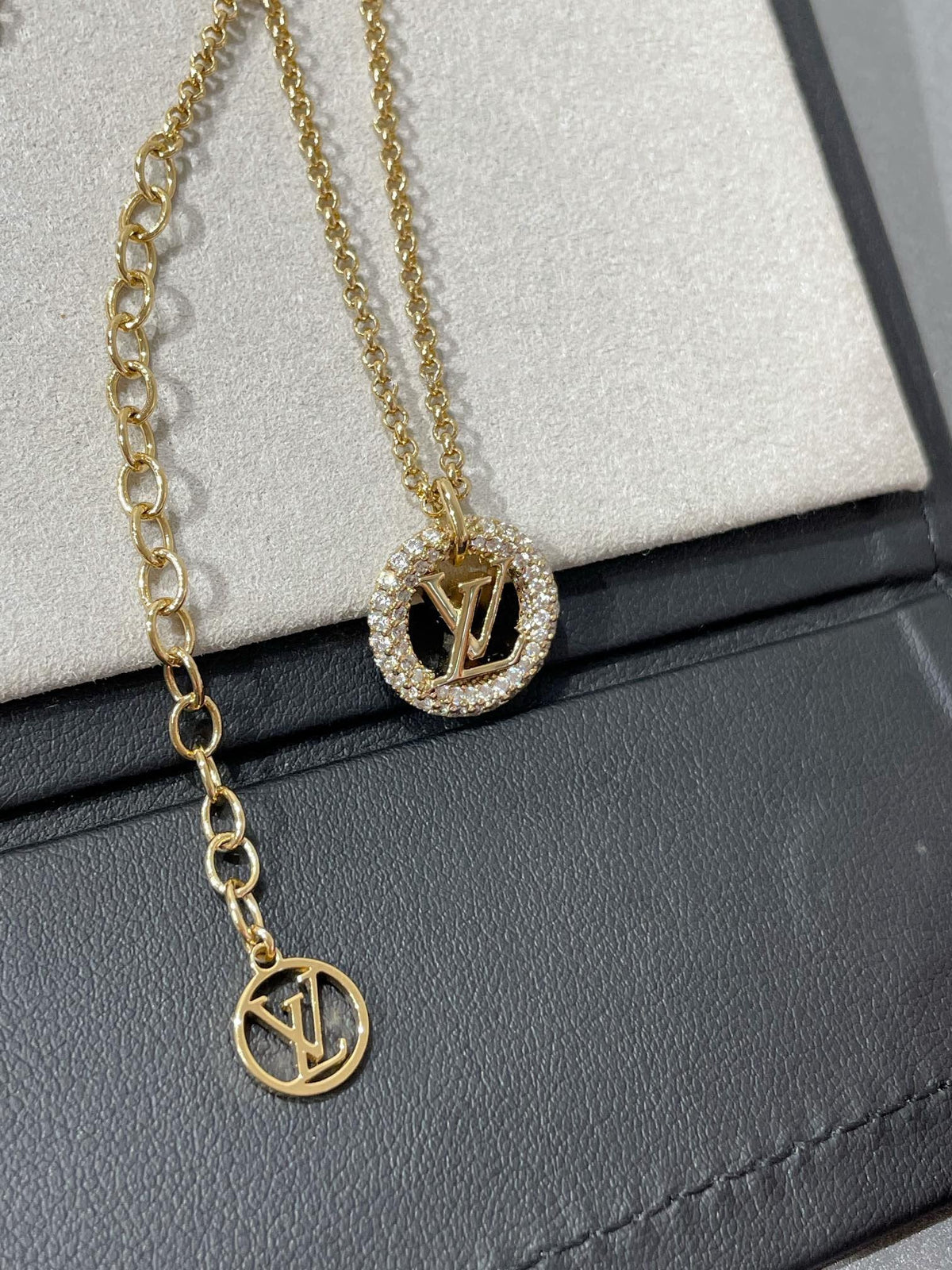 {
  "Bling Jewelrys ": "Bling Jewelrys ",
  "BY NIGHT DIAMOND PAVED NECKLACE": "MIT DIAMANTEN BESETZTE BY NIGHT HALSKETTE"
}