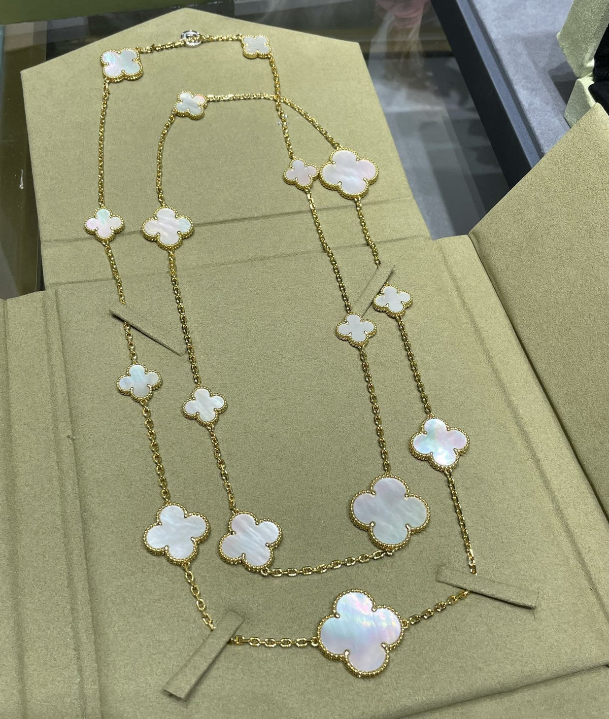 [Bling Jewelrys ]CLOVER 16 MOTIF WHITE MOP GOLD NECKLACE