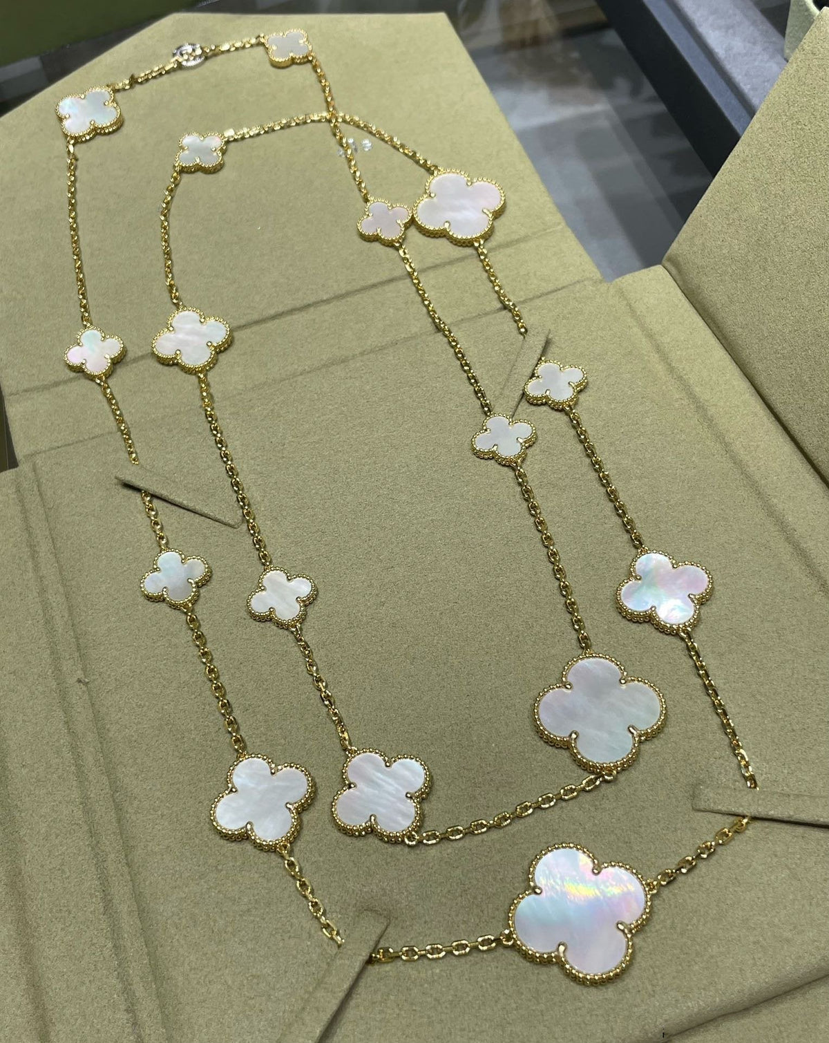 [Bling Jewelrys ]CLOVER 16 MOTIF WHITE MOP GOLD NECKLACE