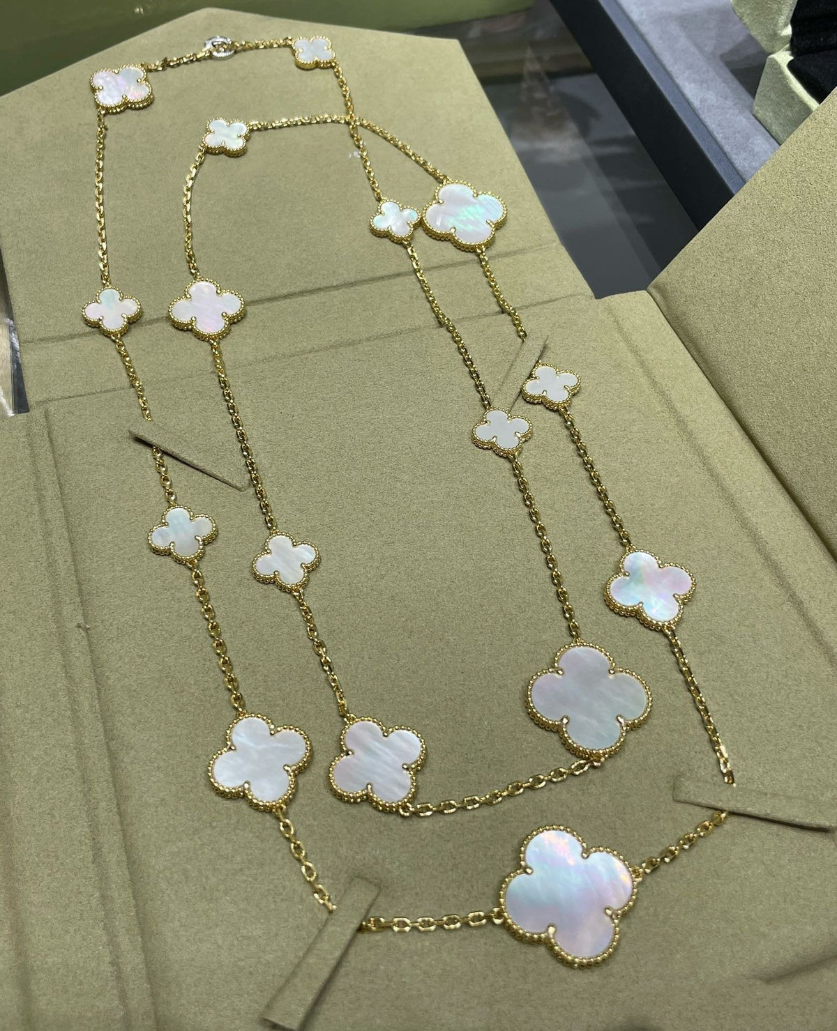 [Bling Jewelrys ]CLOVER 16 MOTIF WHITE MOP GOLD NECKLACE
