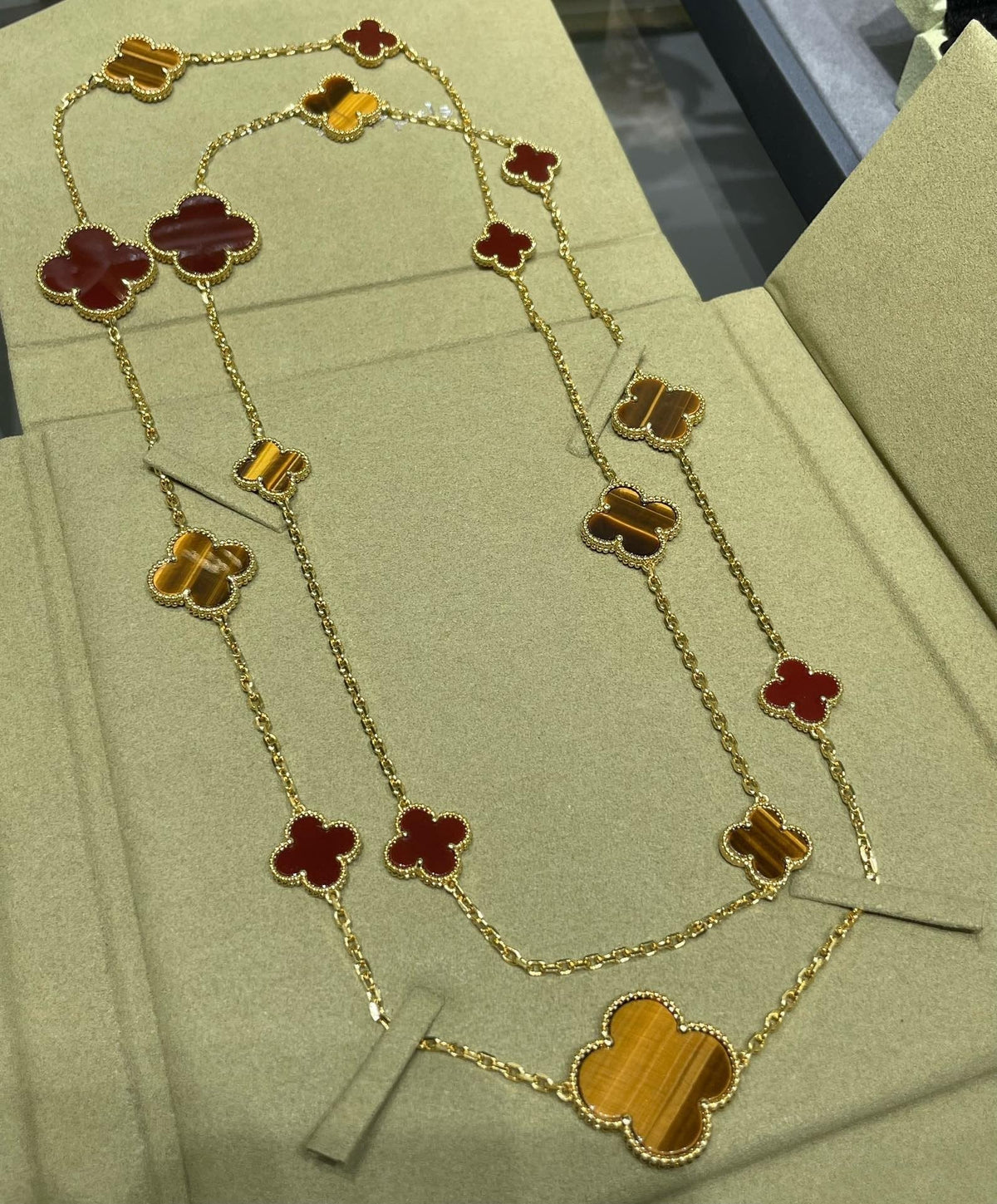 {
"Bling Jewelrys ": "Bling Jewelrys ",
"CLOVER 16 MOTIF CARNELIAN TIGER EYE ROSE GOLD NECKLACE": "KLEEBLATT 16-MOTIV KARNELIAN TIGERAUGE ROSÉGOLD HALSKETTE"
}
