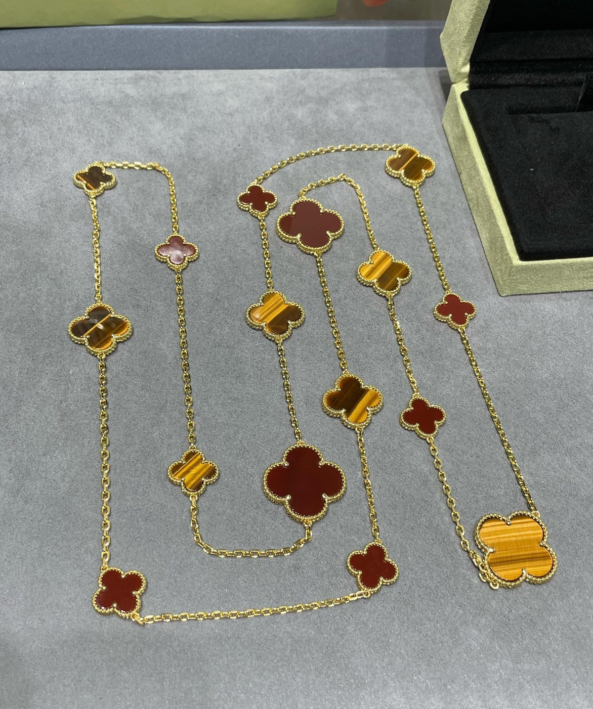 {
"Bling Jewelrys ": "Bling Jewelrys ",
"CLOVER 16 MOTIF CARNELIAN TIGER EYE ROSE GOLD NECKLACE": "KLEEBLATT 16-MOTIV KARNELIAN TIGERAUGE ROSÉGOLD HALSKETTE"
}