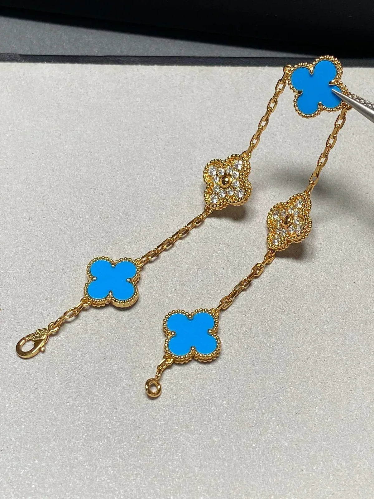 {
  "Bling Jewelrys": "ブリング・ジュエリー",
  "CLOVER 5 MOTIF BLUE AGATE BRACELET COLLECTION": "クローバー 5モチーフ ブルーアゲート ブレスレット コレクション"
}