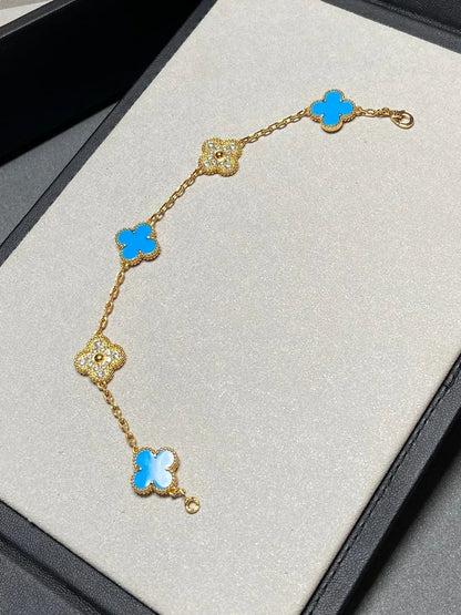 {
  "Bling Jewelrys": "ブリング・ジュエリー",
  "CLOVER 5 MOTIF BLUE AGATE BRACELET COLLECTION": "クローバー 5モチーフ ブルーアゲート ブレスレット コレクション"
}