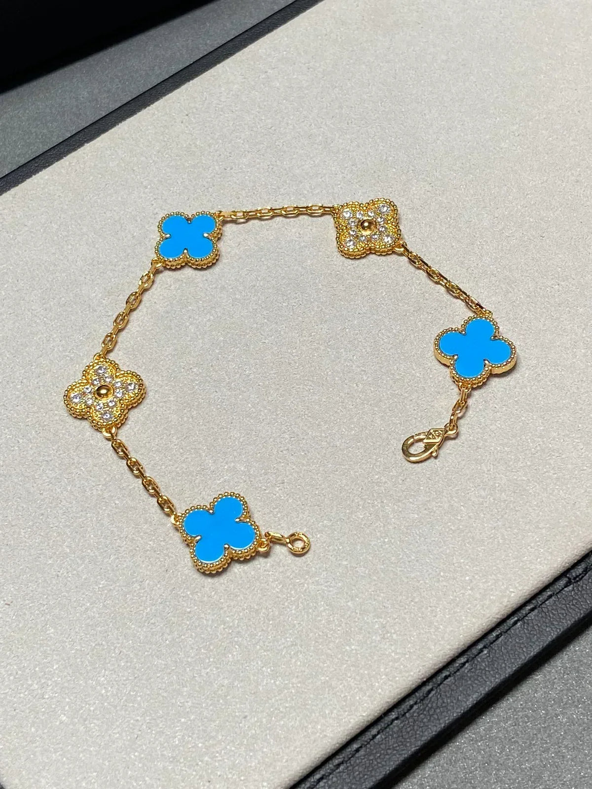 {
  "Bling Jewelrys": "ブリング・ジュエリー",
  "CLOVER 5 MOTIF BLUE AGATE BRACELET COLLECTION": "クローバー 5モチーフ ブルーアゲート ブレスレット コレクション"
}