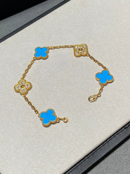 {
  "Bling Jewelrys": "ブリング・ジュエリー",
  "CLOVER 5 MOTIF BLUE AGATE BRACELET COLLECTION": "クローバー 5モチーフ ブルーアゲート ブレスレット コレクション"
}