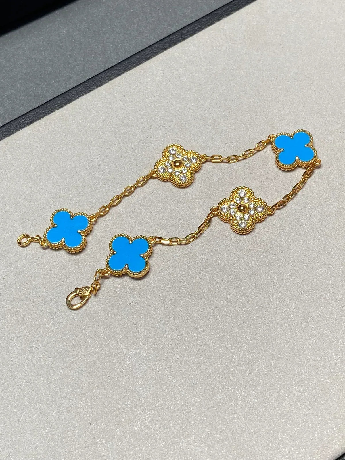 {
  "Bling Jewelrys": "ブリング・ジュエリー",
  "CLOVER 5 MOTIF BLUE AGATE BRACELET COLLECTION": "クローバー 5モチーフ ブルーアゲート ブレスレット コレクション"
}
