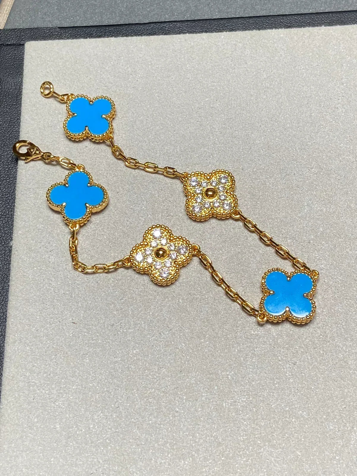 {
  "Bling Jewelrys": "ブリング・ジュエリー",
  "CLOVER 5 MOTIF BLUE AGATE BRACELET COLLECTION": "クローバー 5モチーフ ブルーアゲート ブレスレット コレクション"
}