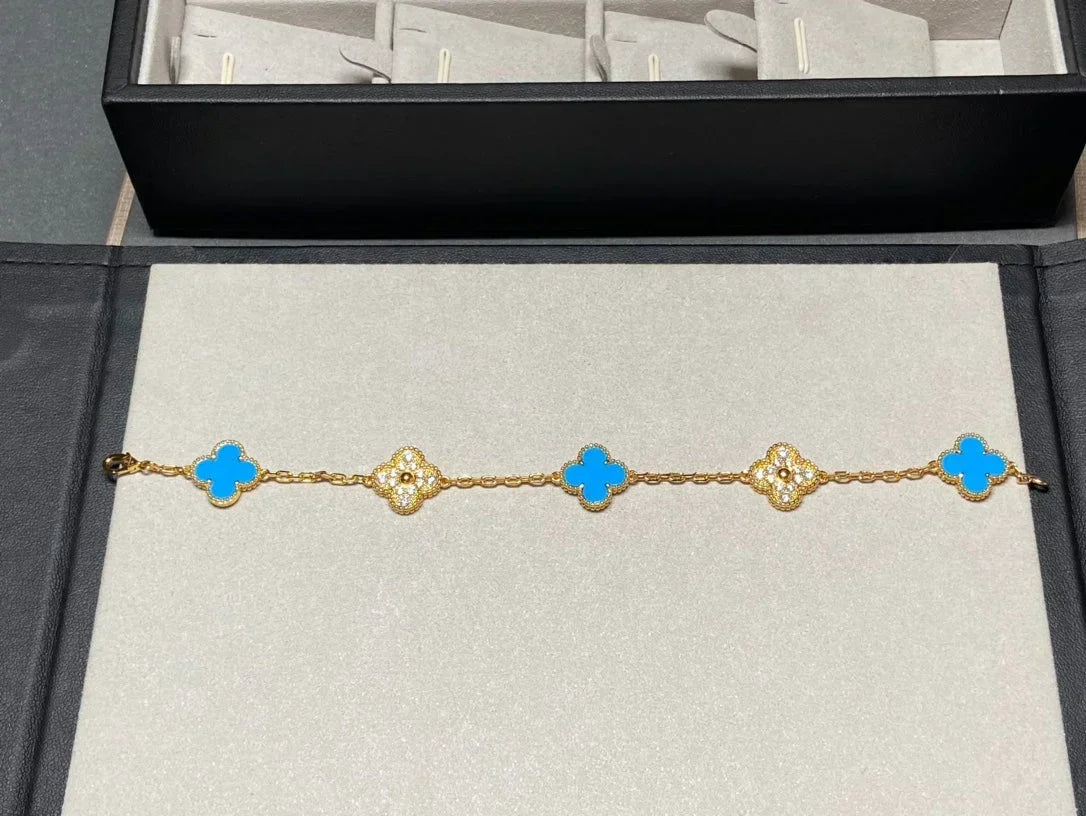 {
  "Bling Jewelrys": "ブリング・ジュエリー",
  "CLOVER 5 MOTIF BLUE AGATE BRACELET COLLECTION": "クローバー 5モチーフ ブルーアゲート ブレスレット コレクション"
}