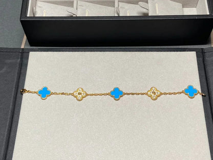 {
  "Bling Jewelrys": "ブリング・ジュエリー",
  "CLOVER 5 MOTIF BLUE AGATE BRACELET COLLECTION": "クローバー 5モチーフ ブルーアゲート ブレスレット コレクション"
}