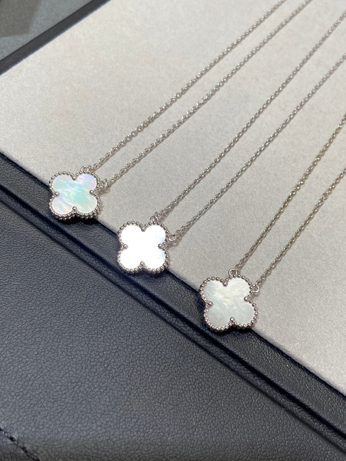 [Bling Jewelrys] KLEEBATT MITTEL SILBER WEISSES PERLMUTT HALSKETTE