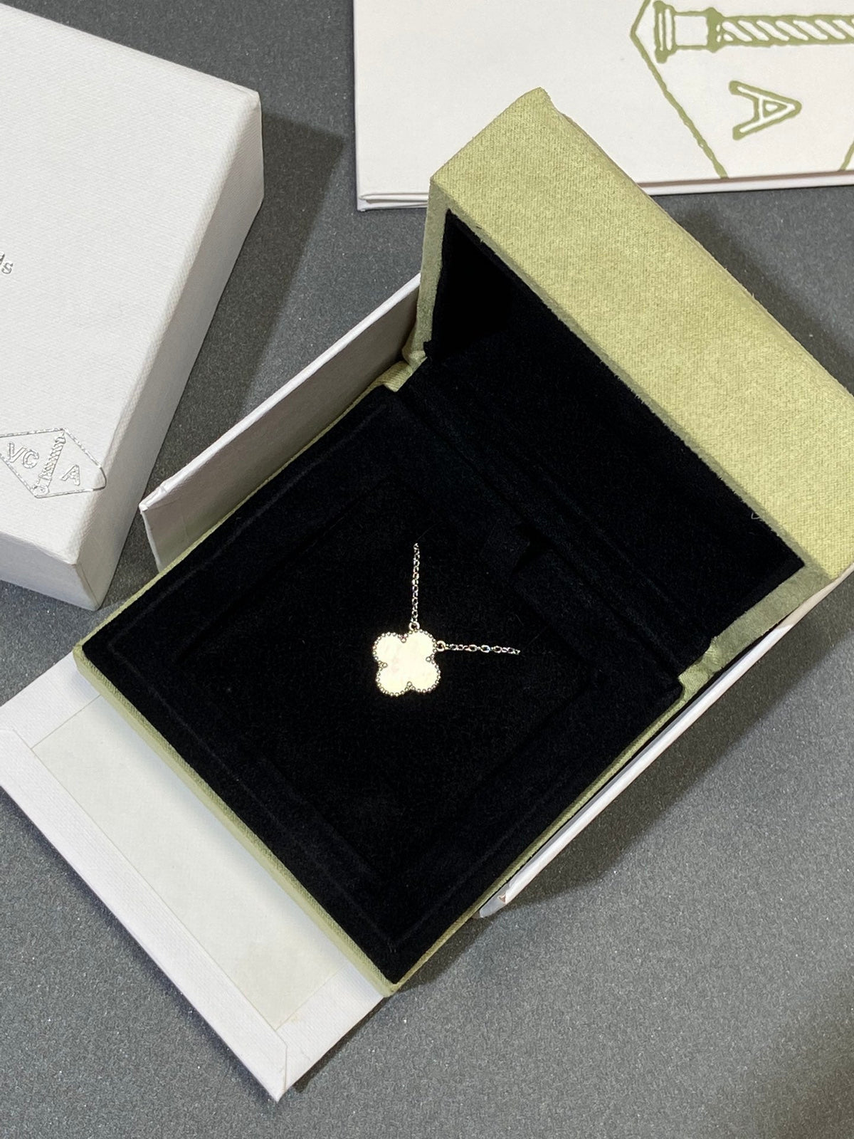 [Bling Jewelrys] KLEEBATT MITTEL SILBER WEISSES PERLMUTT HALSKETTE