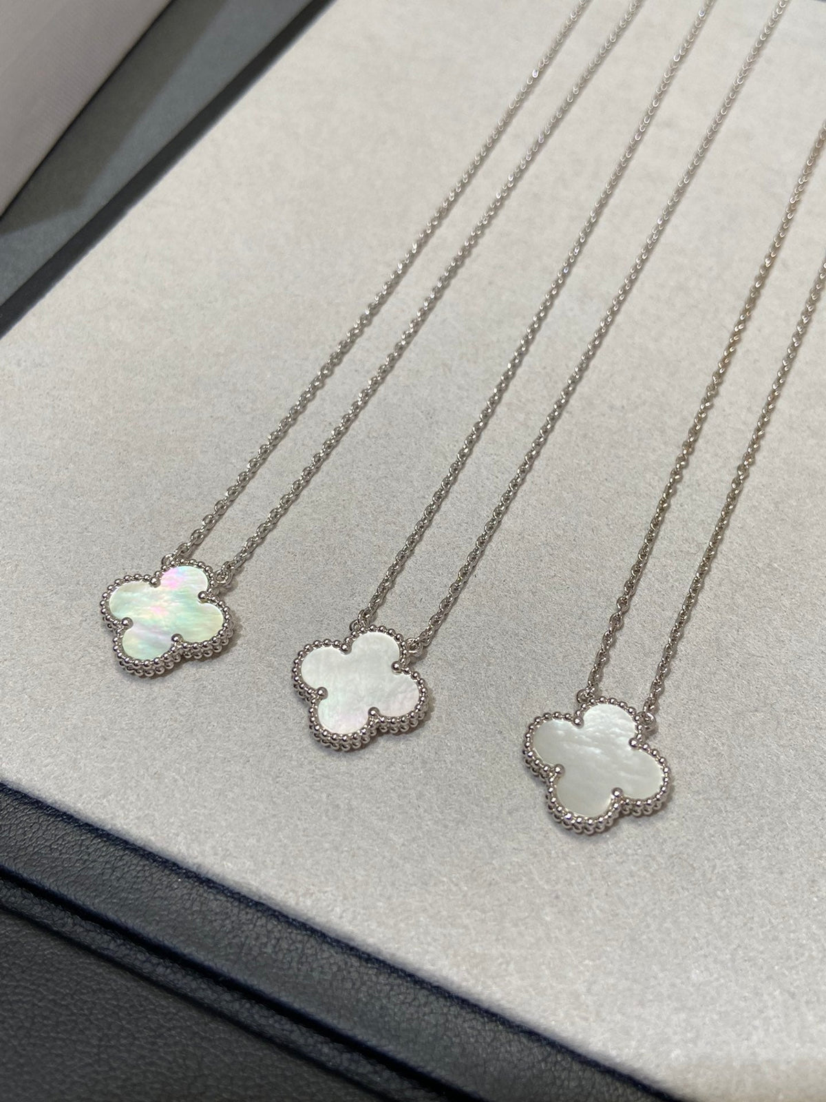 [Bling Jewelrys] KLEEBATT MITTEL SILBER WEISSES PERLMUTT HALSKETTE