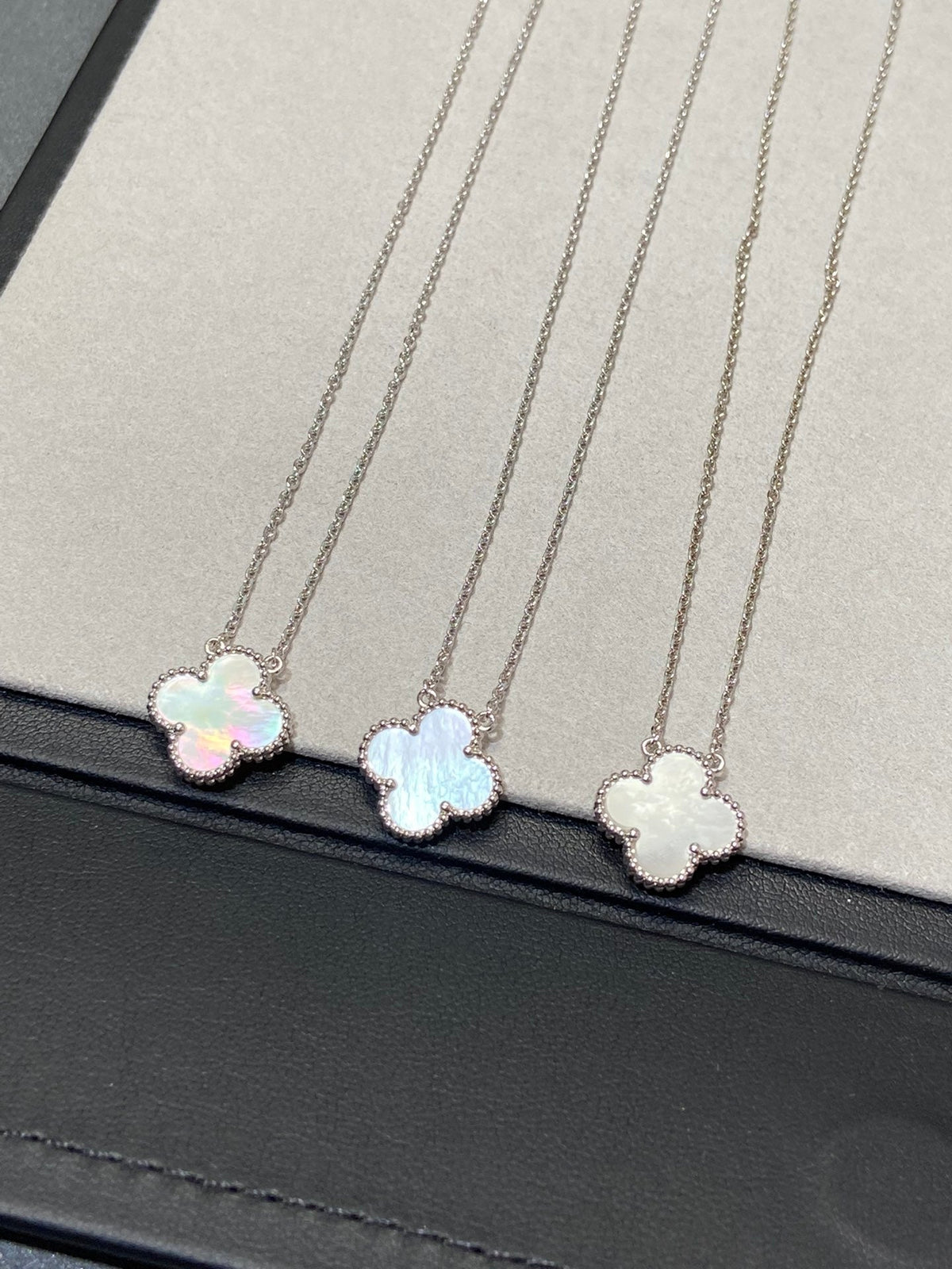 [Bling Jewelrys] KLEEBATT MITTEL SILBER WEISSES PERLMUTT HALSKETTE