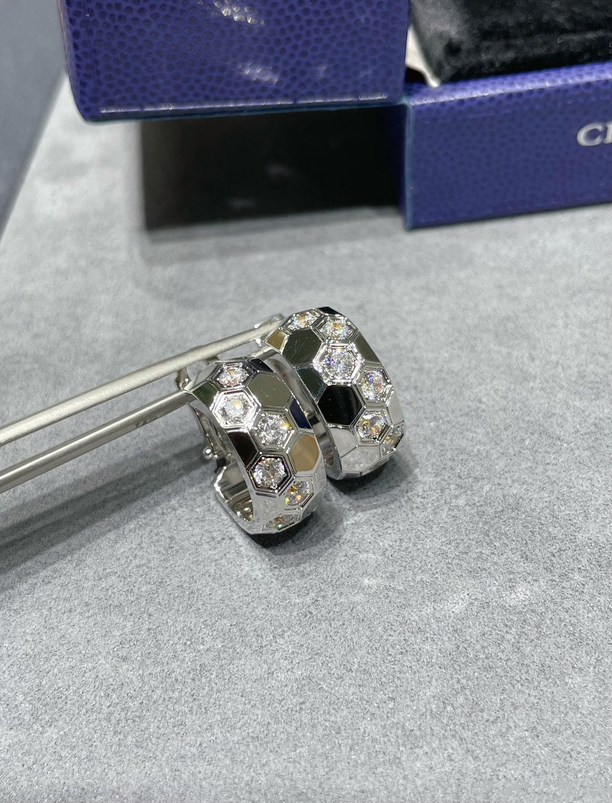 [Bling Jewelrys ]BEE LOVE DIAMOND HOOP EARRINGS